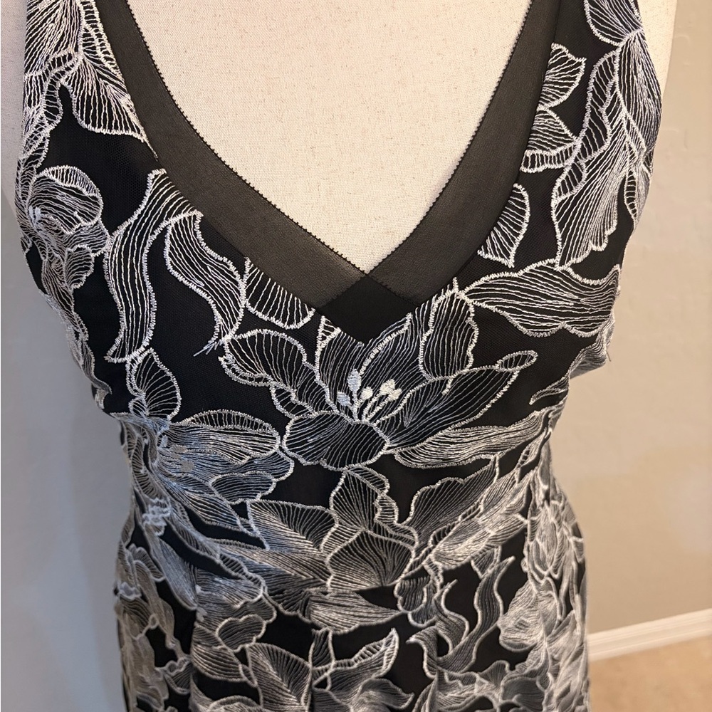 NWT White House Black Market Black and White Floral Midi Dress - Picture 3 of 7